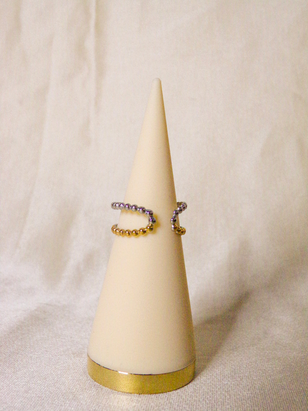 Anel dourado e prateado