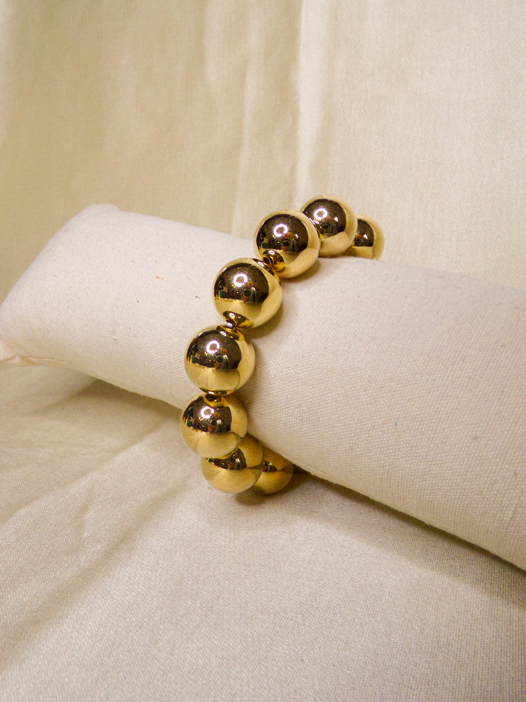 Pulseira dourada bolas