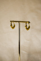 Argolas douradas irregulares