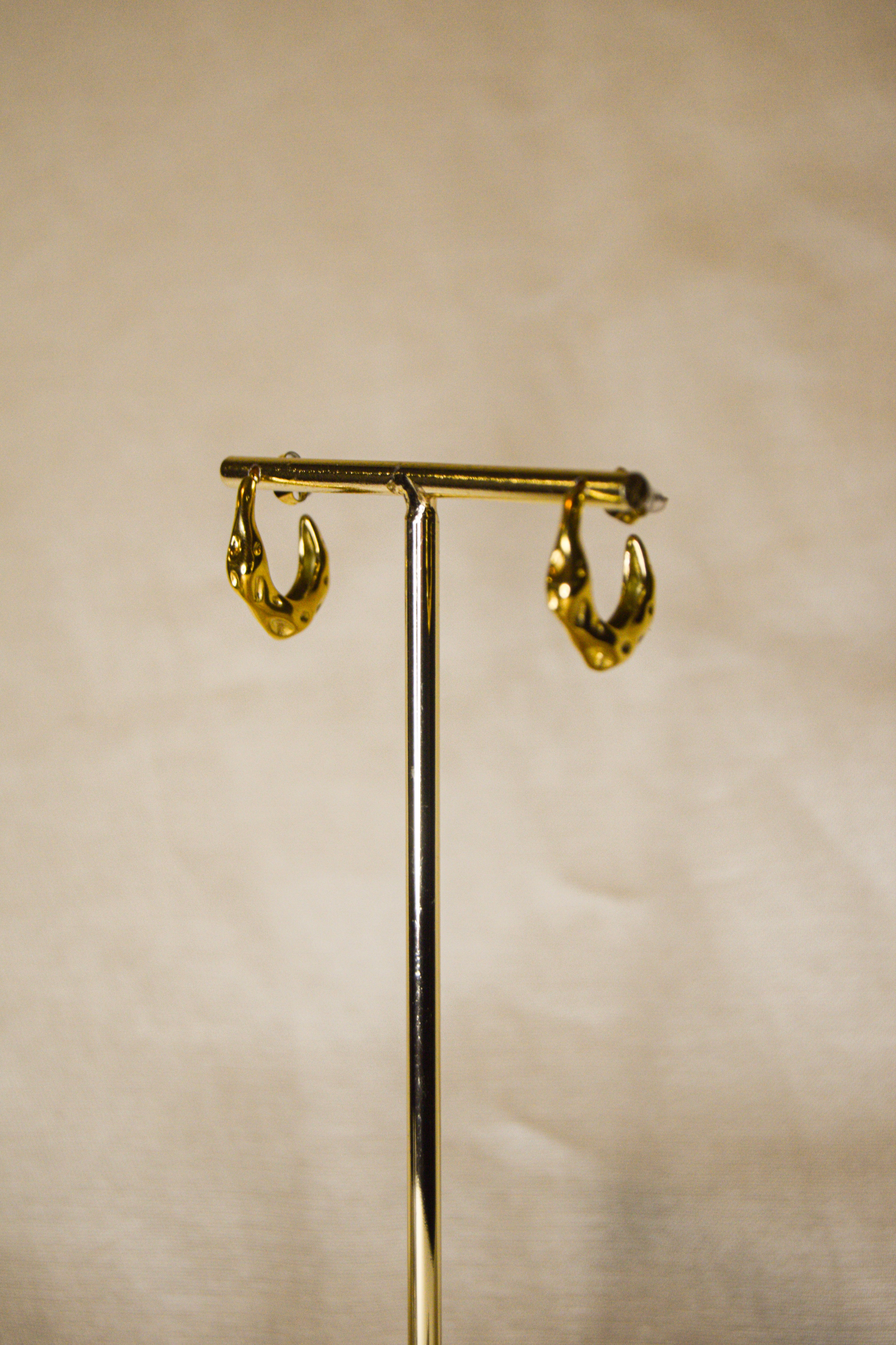 Argolas douradas irregulares