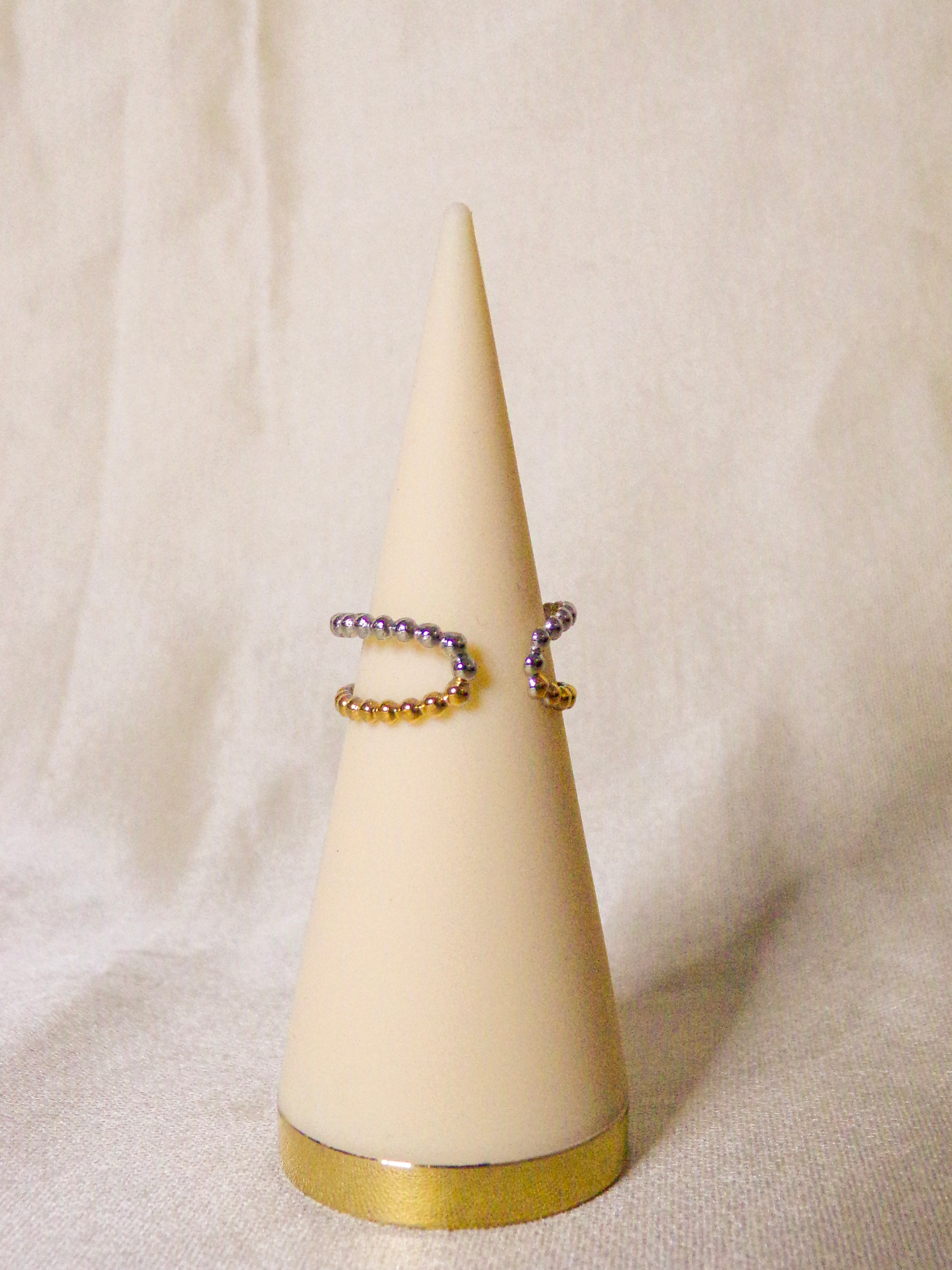 Anel dourado e prateado