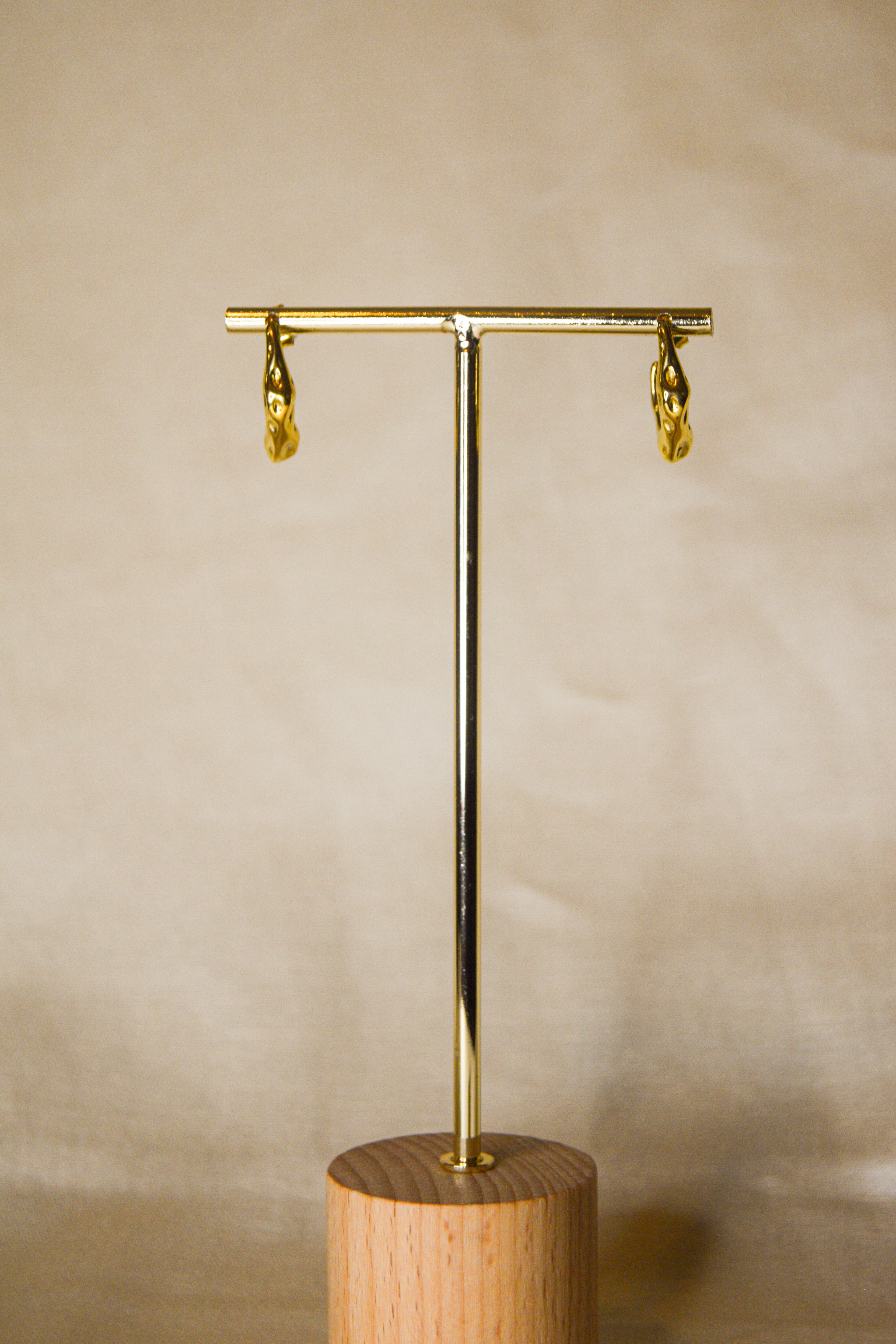 Argolas douradas irregulares