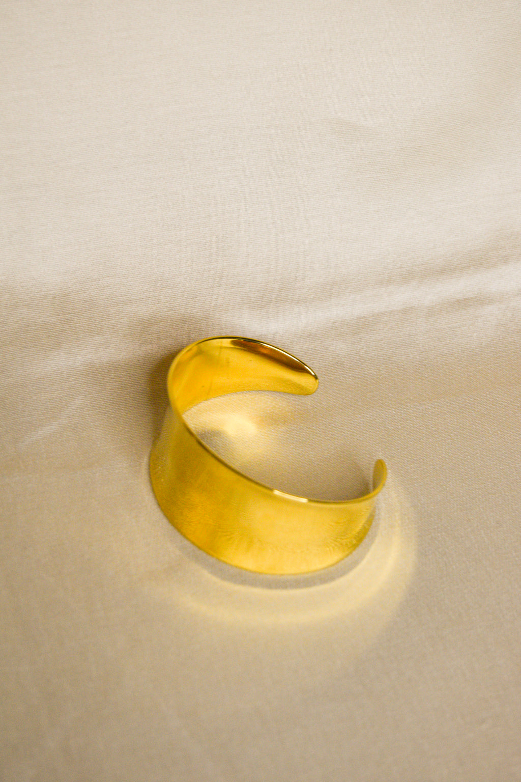 Pulseira dourada grossa