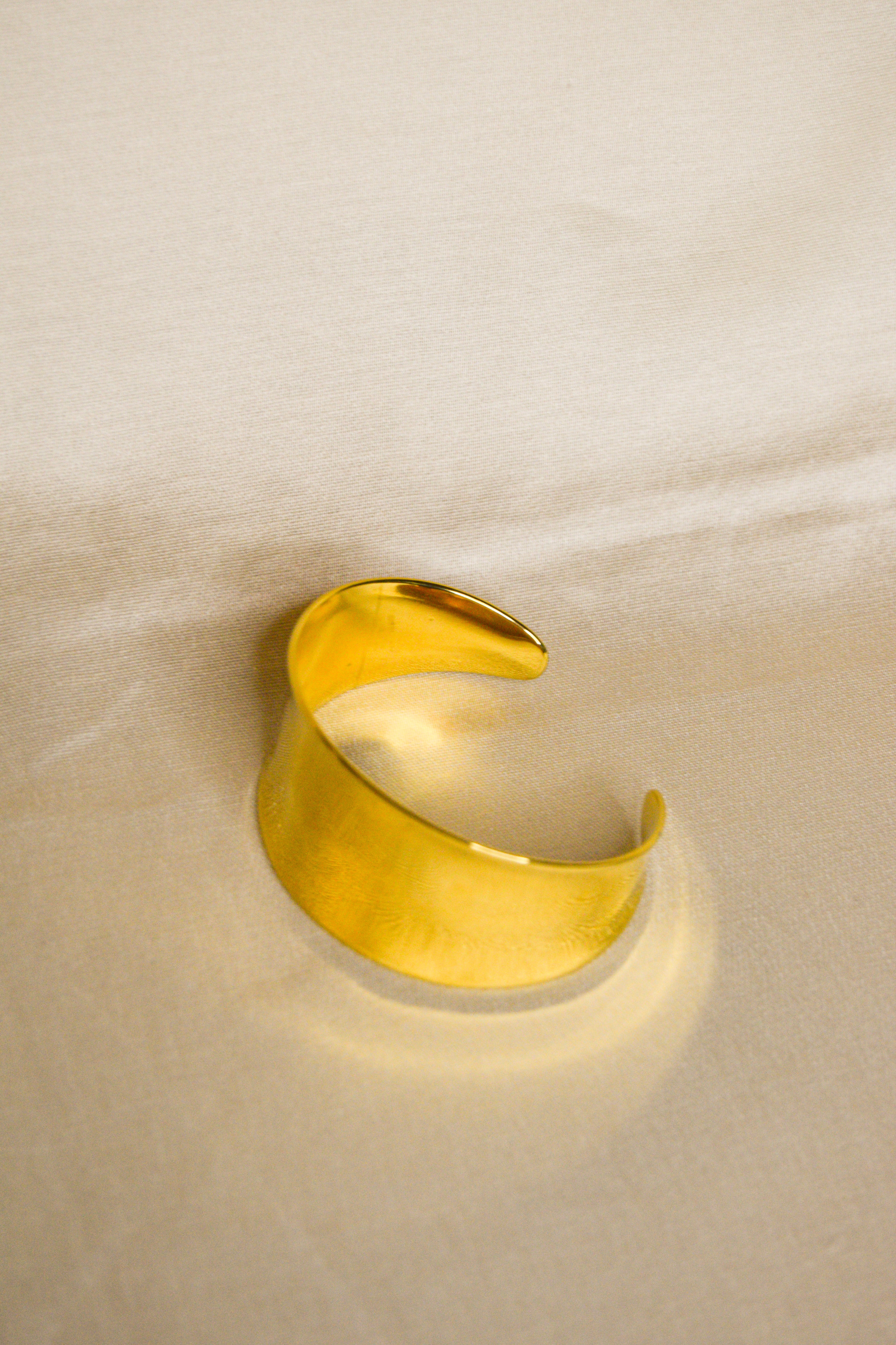 Pulseira dourada grossa