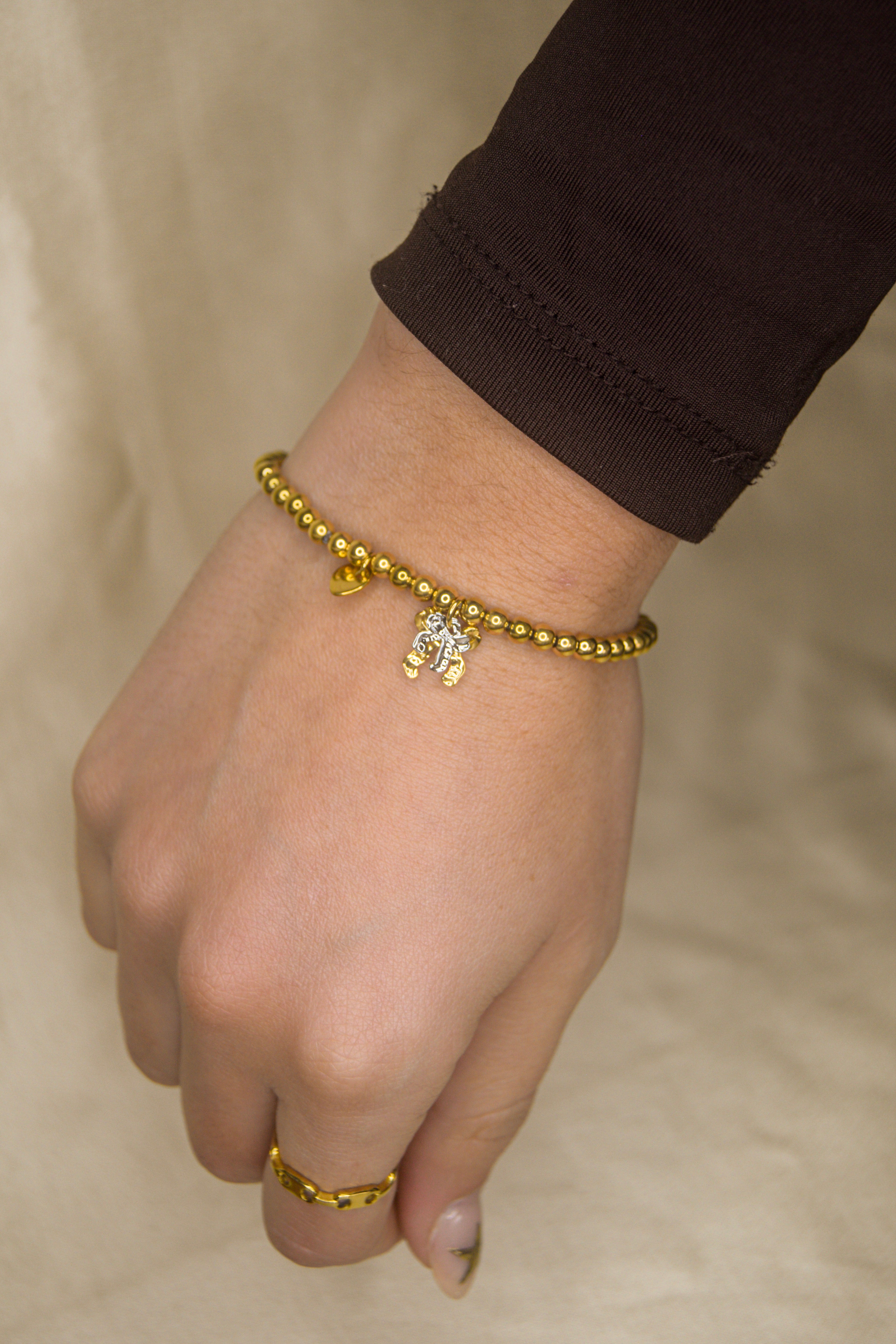 Pulseira dourada com laços