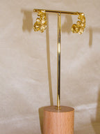 Brincos dourados abstratos