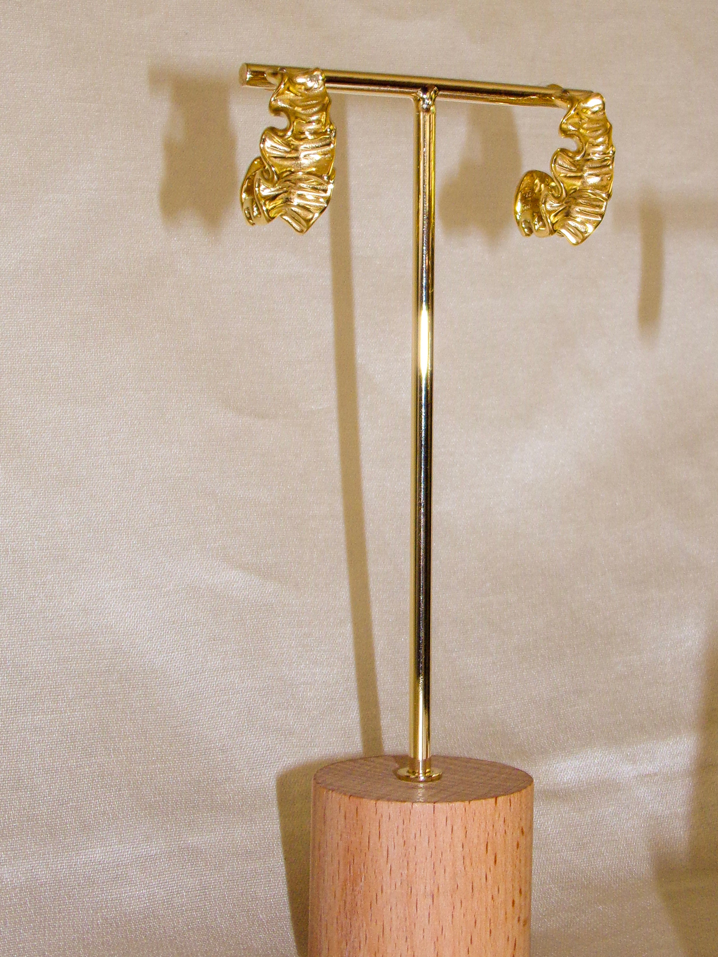 Brincos dourados abstratos