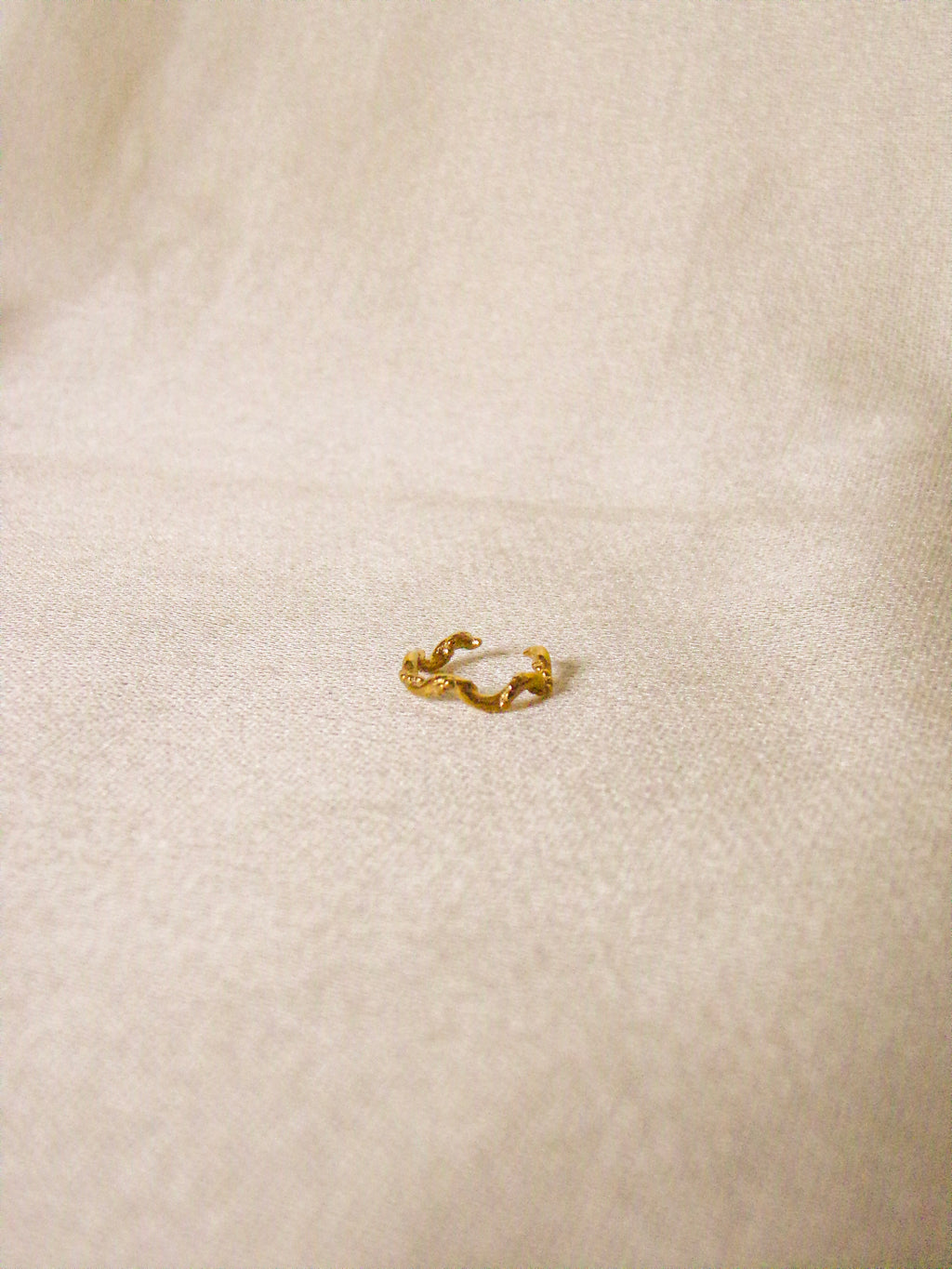 Earcuff dourado ondas