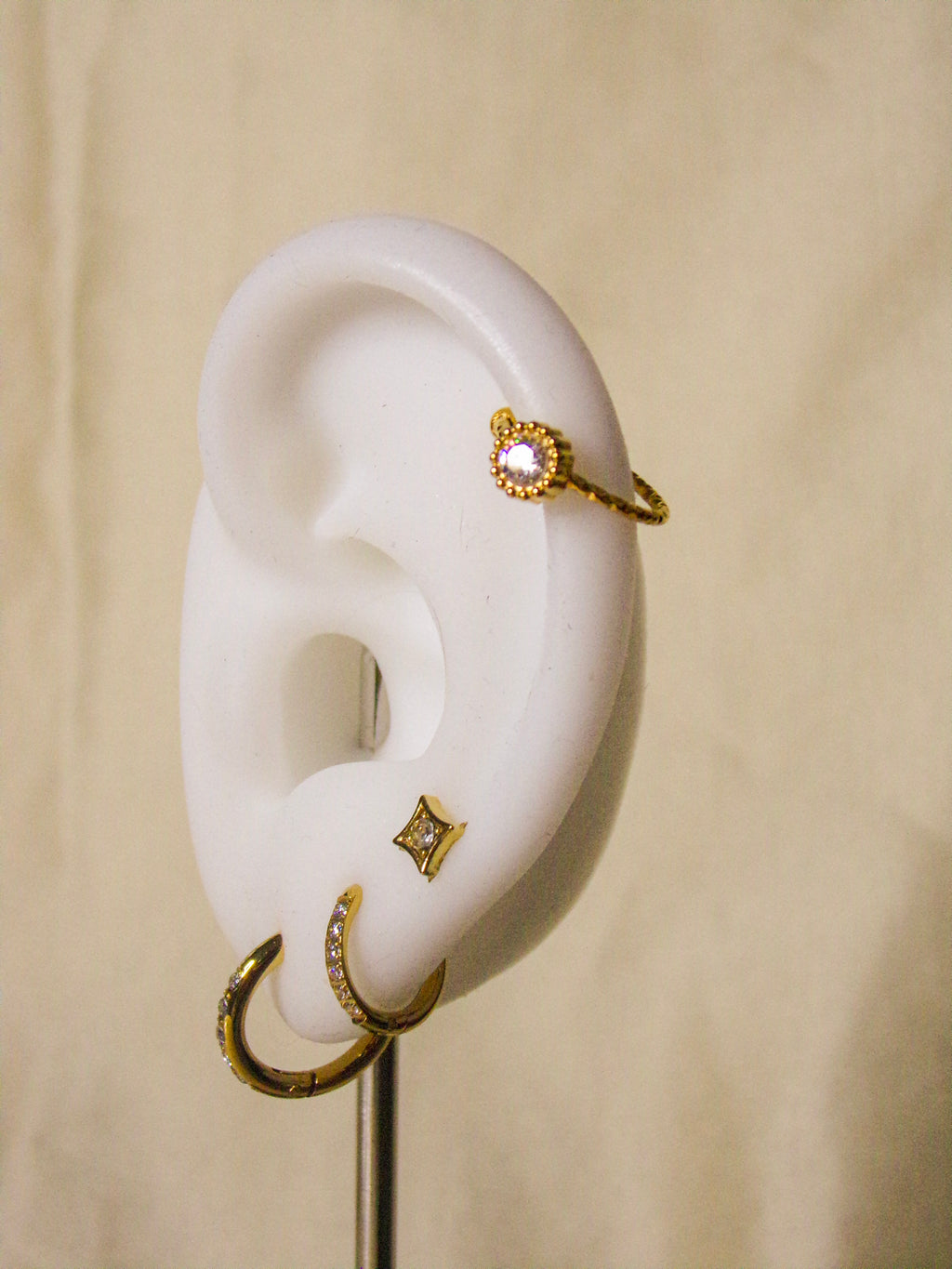 Earcuff dourado com pedra brilhante
