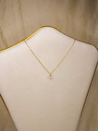 Colar dourado com pendente coração