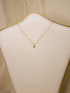 Colar dourado fino com gota