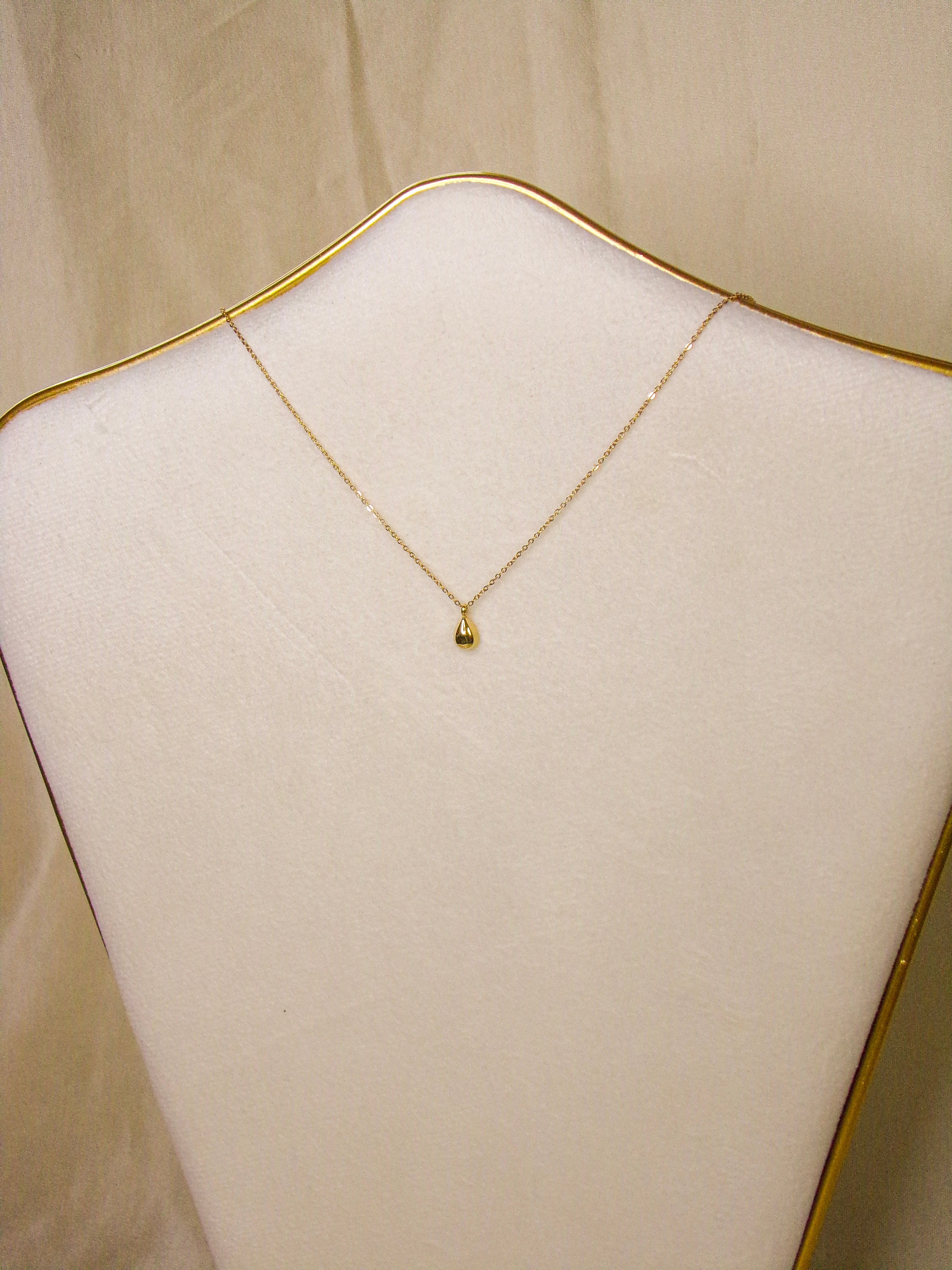 Colar dourado fino com gota