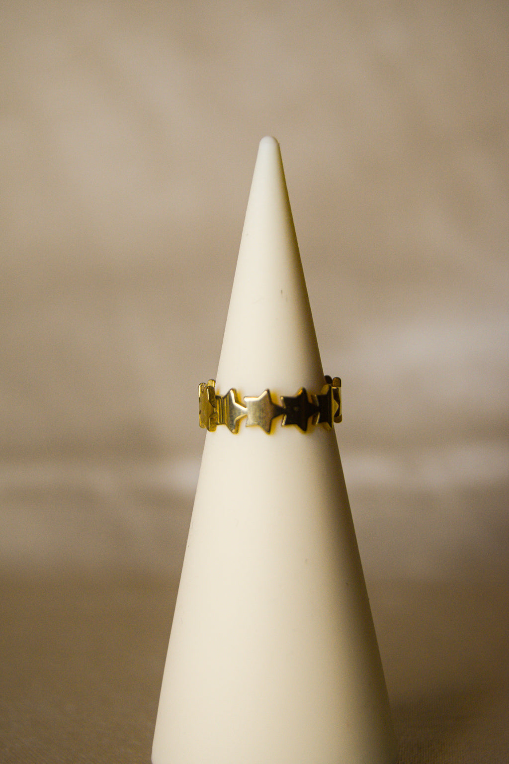 Anel dourado estrelas