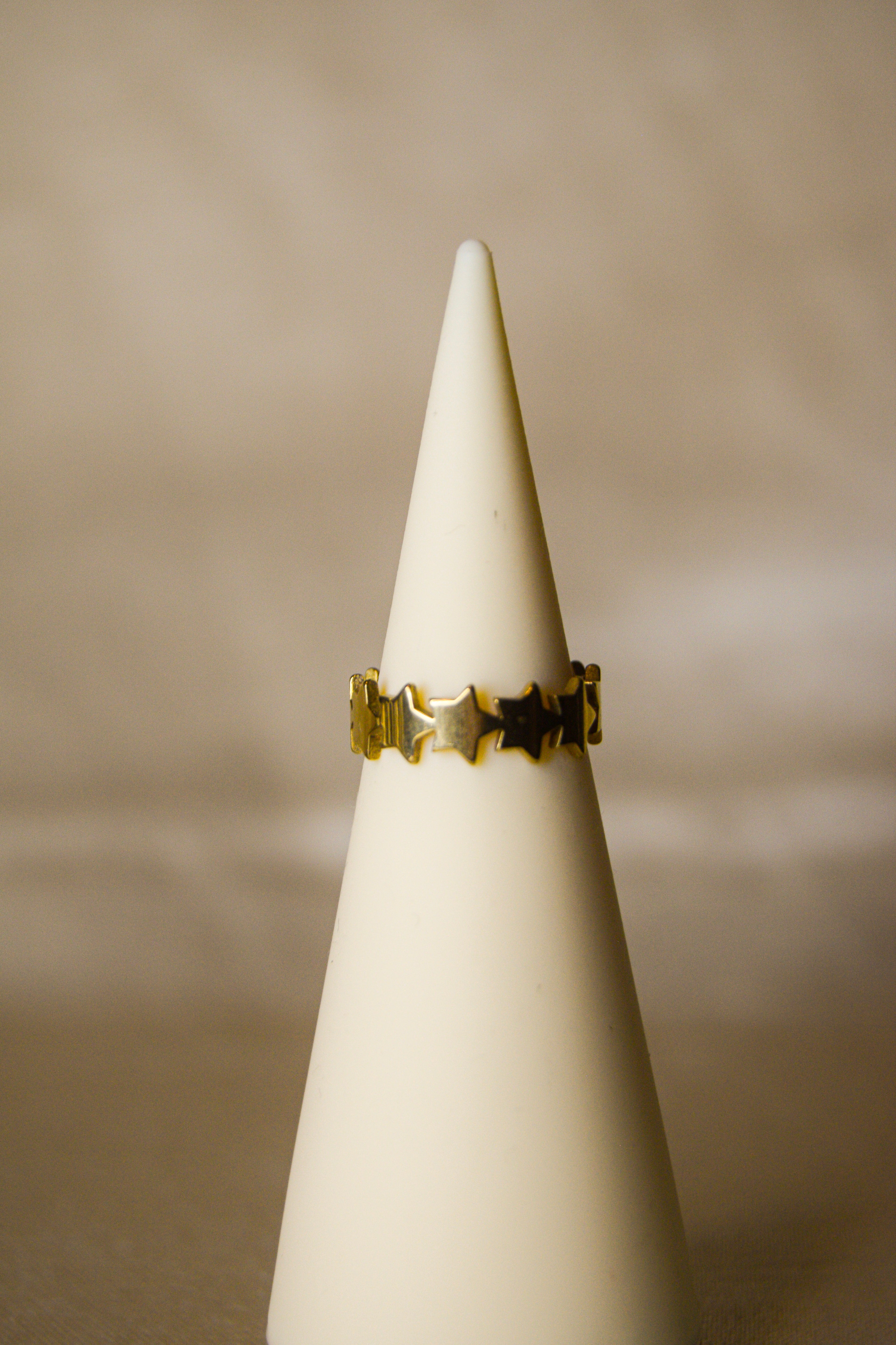 Anel dourado estrelas