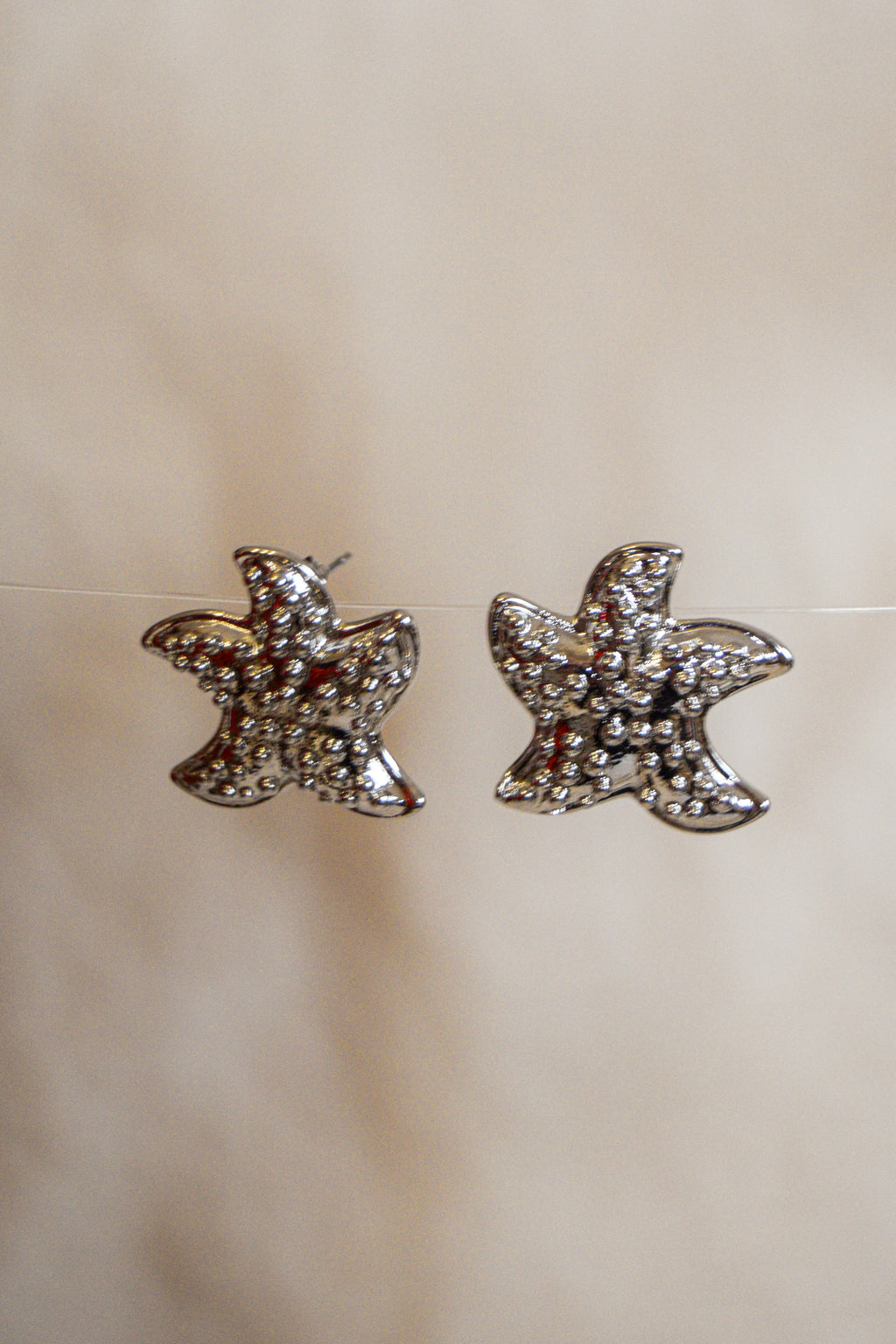 Brincos prateados estrelas brilhantes