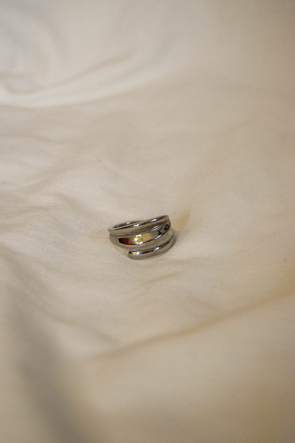 Anel prateado abstrato