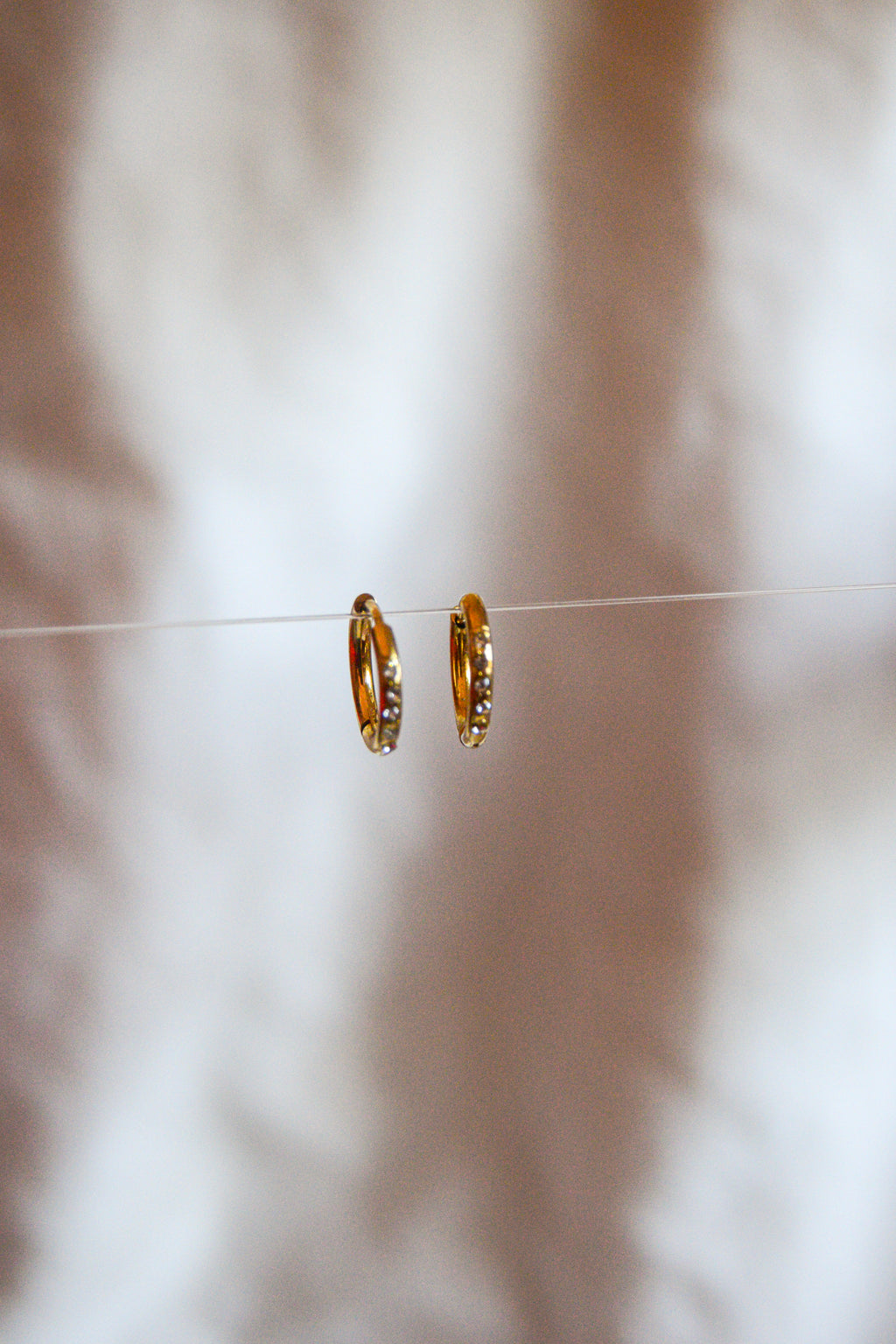 Argolas douradas brilhantes