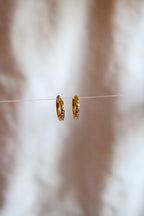 Argolas douradas brilhantes