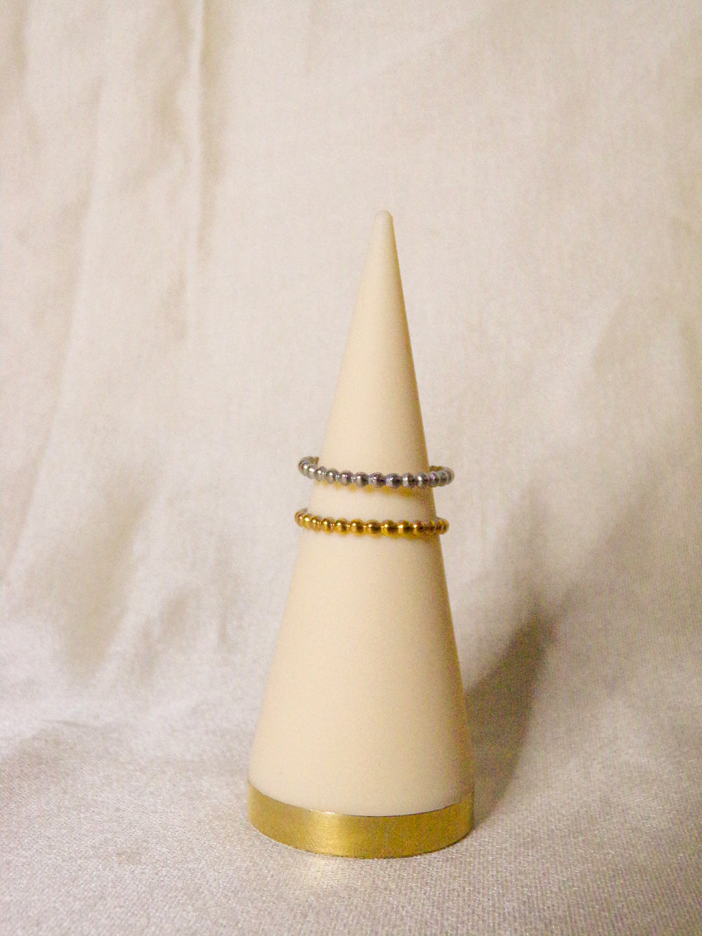 Anel dourado e prateado