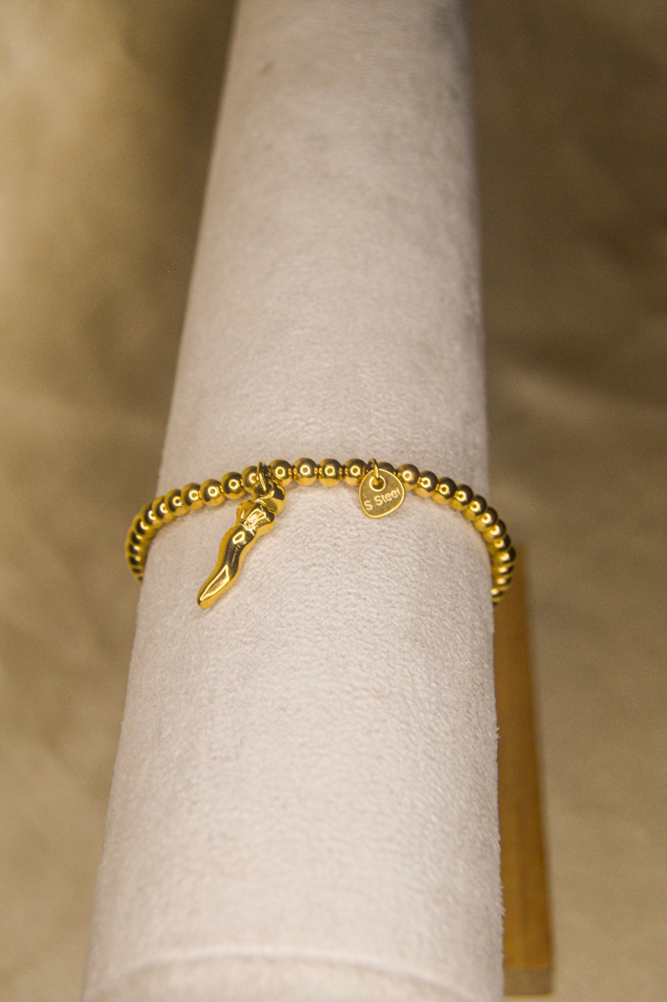 Pulseira dourada pendente Cornicello