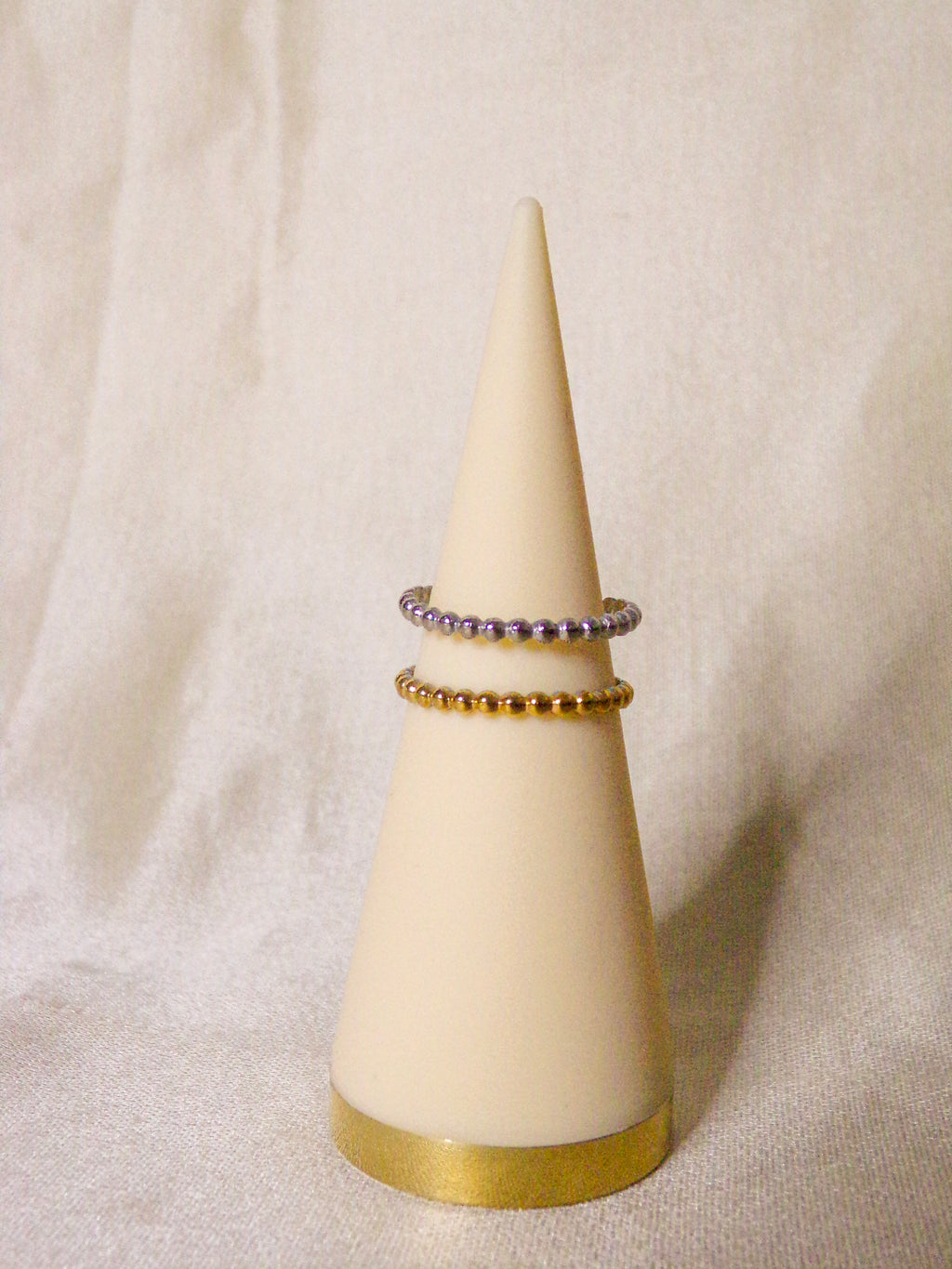 Anel dourado e prateado