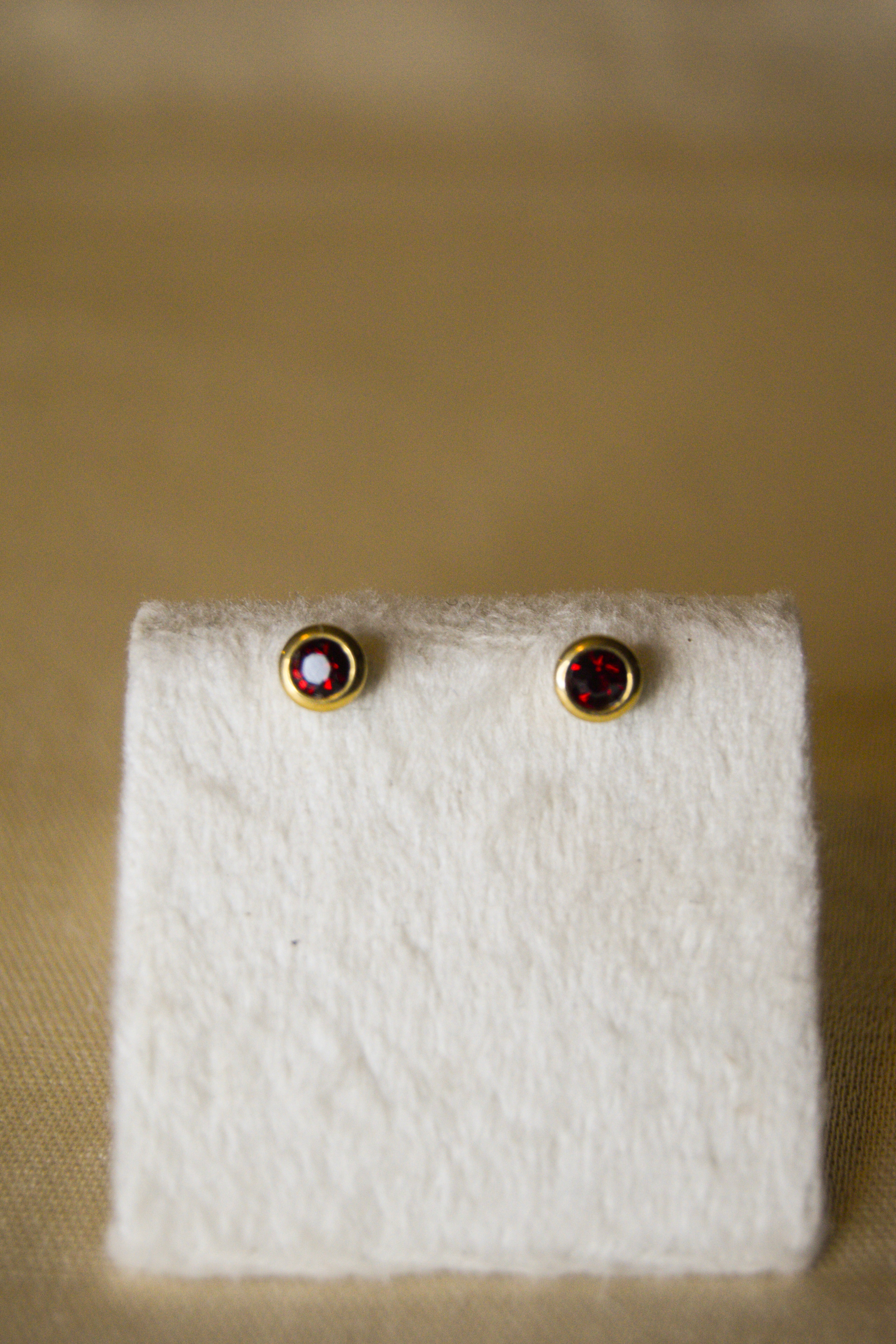 Piercing dourado brilhante vermelho