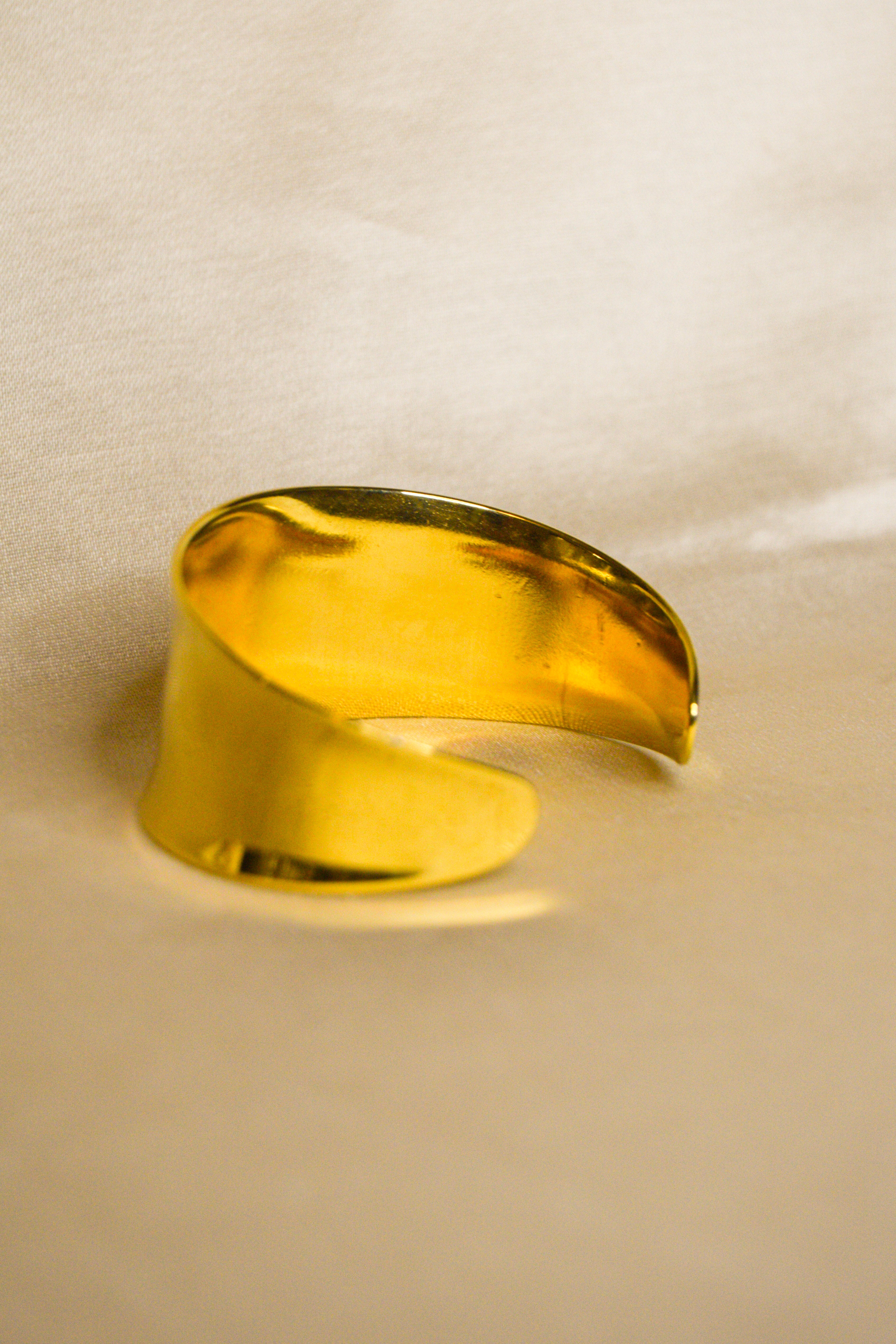 Pulseira dourada grossa