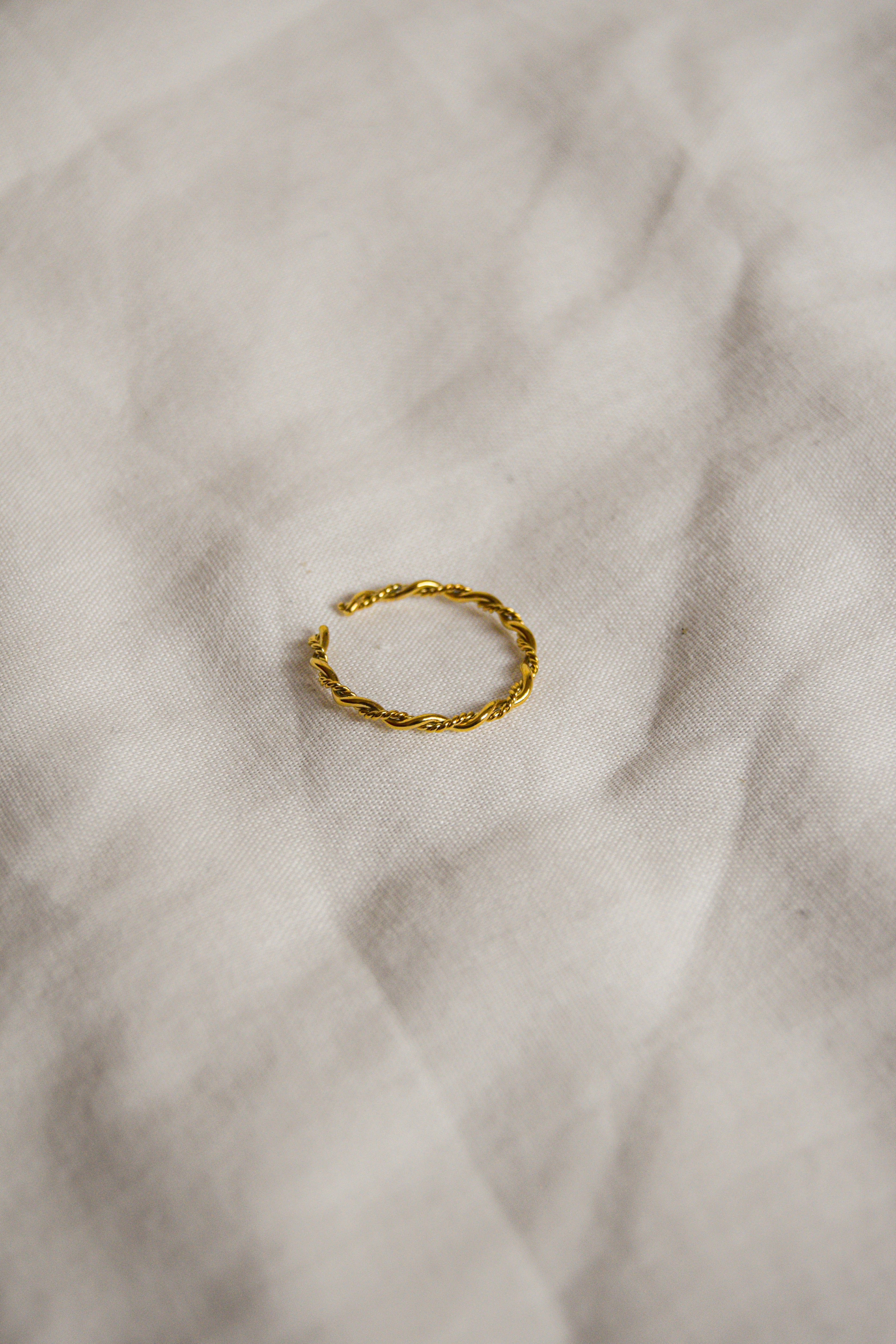 Anel dourado fino
