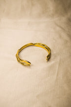 Pulseira dourada tranças