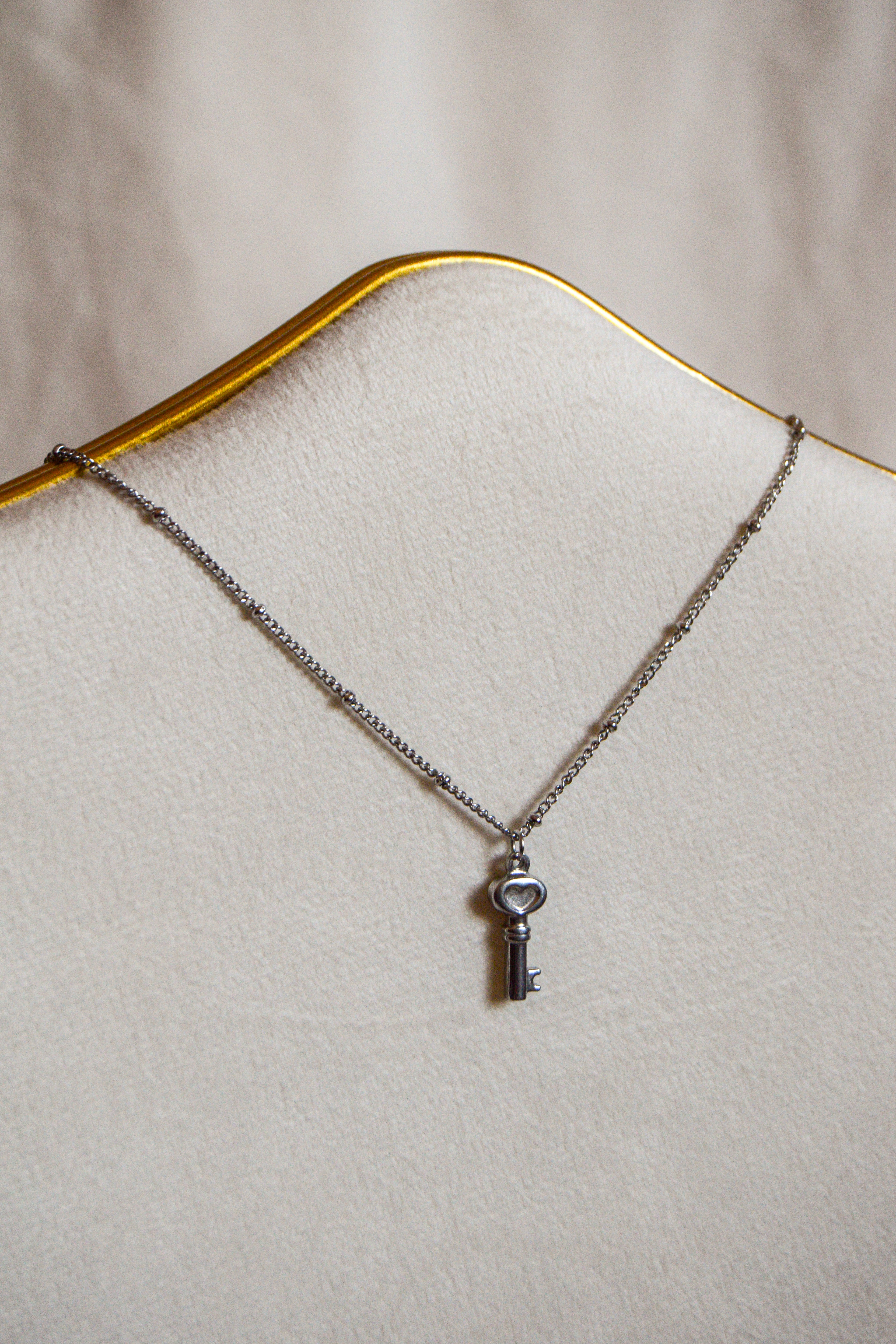 Colar prateado pendente chave