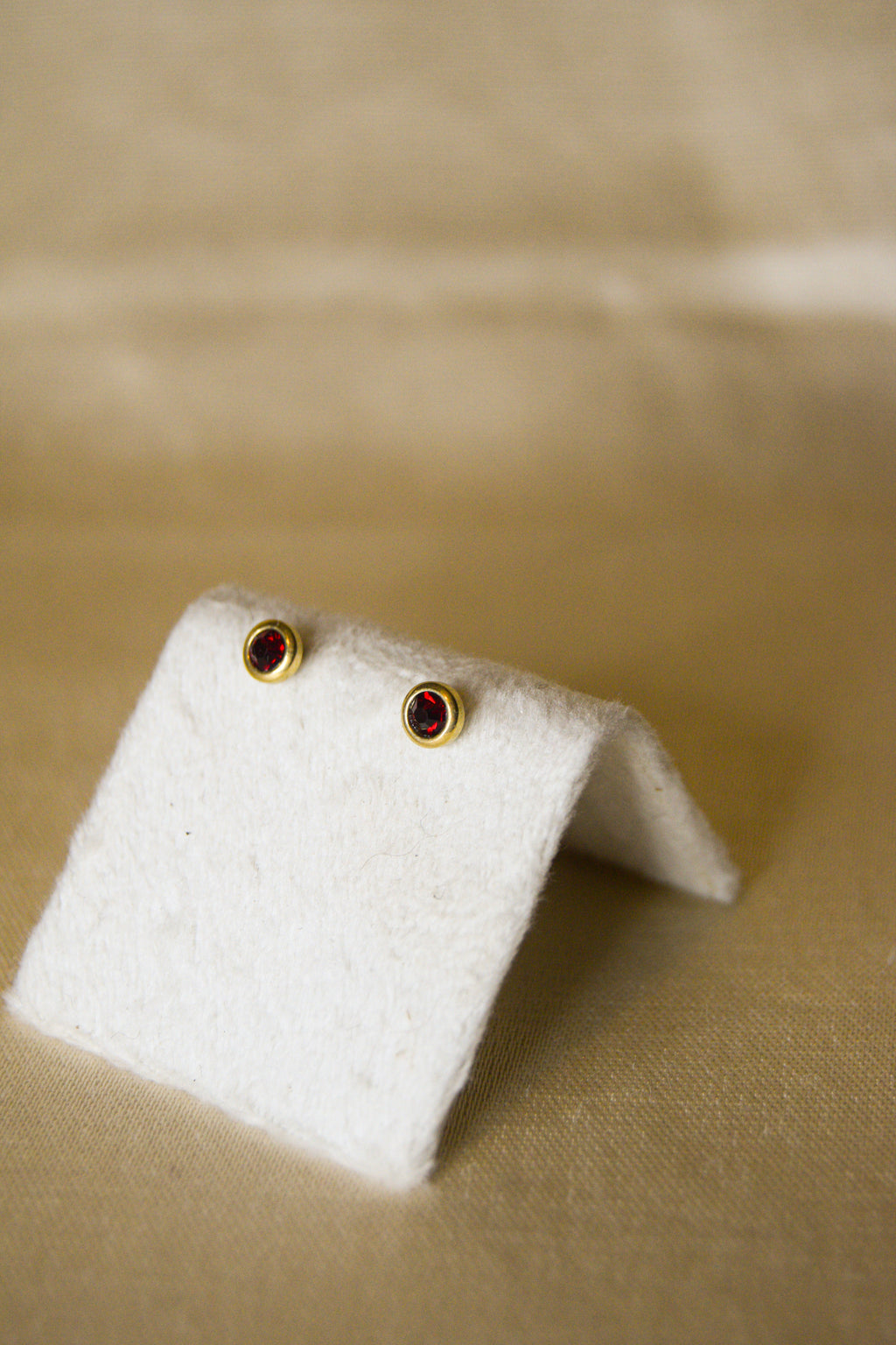 Piercing dourado brilhante vermelho