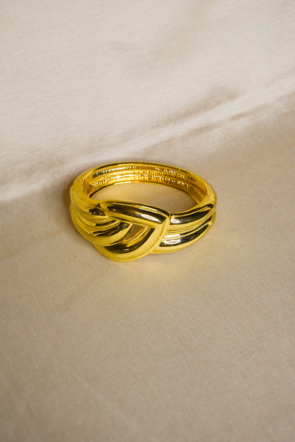 Pulseira dourada nó