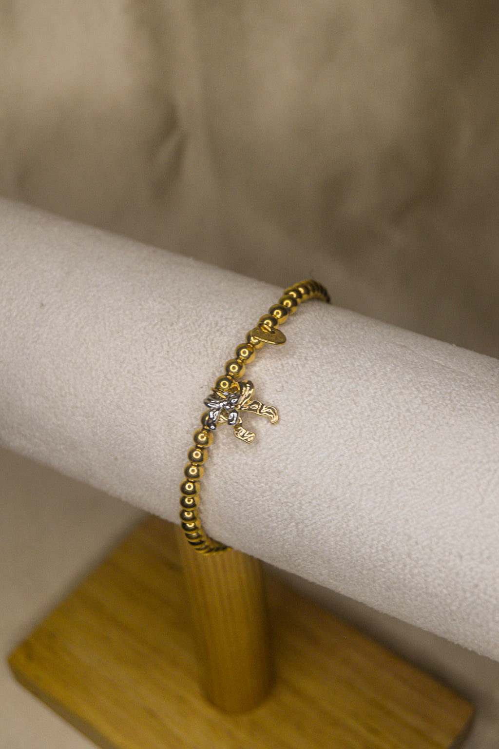 Pulseira dourada com laços