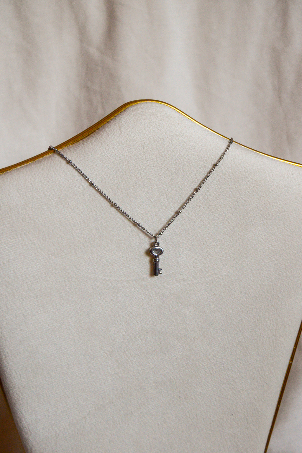 Colar prateado pendente chave
