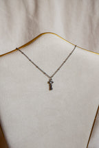 Colar prateado pendente chave