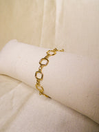 Pulseira dourada quadrangular