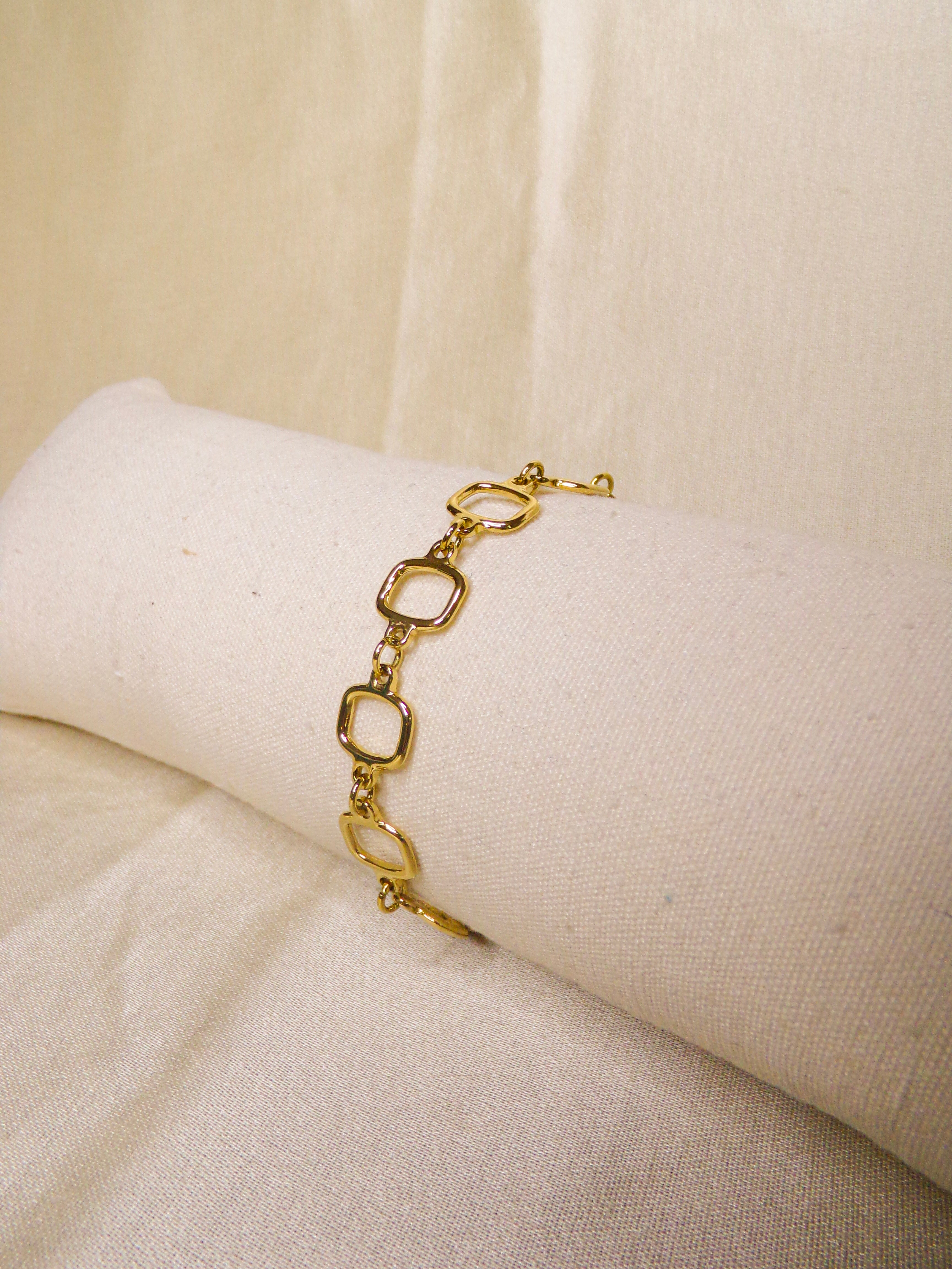 Pulseira dourada quadrangular