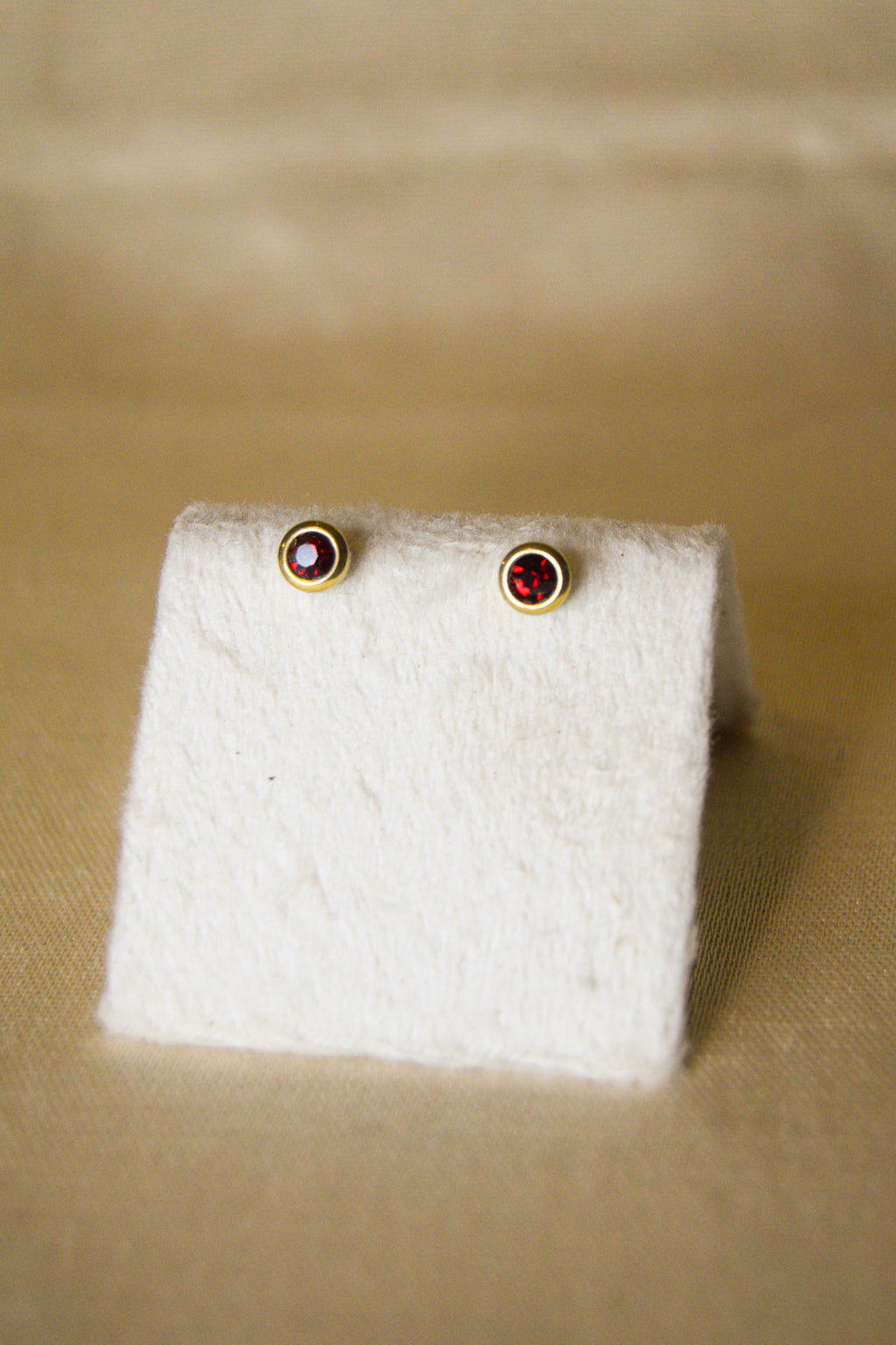 Piercing dourado brilhante vermelho