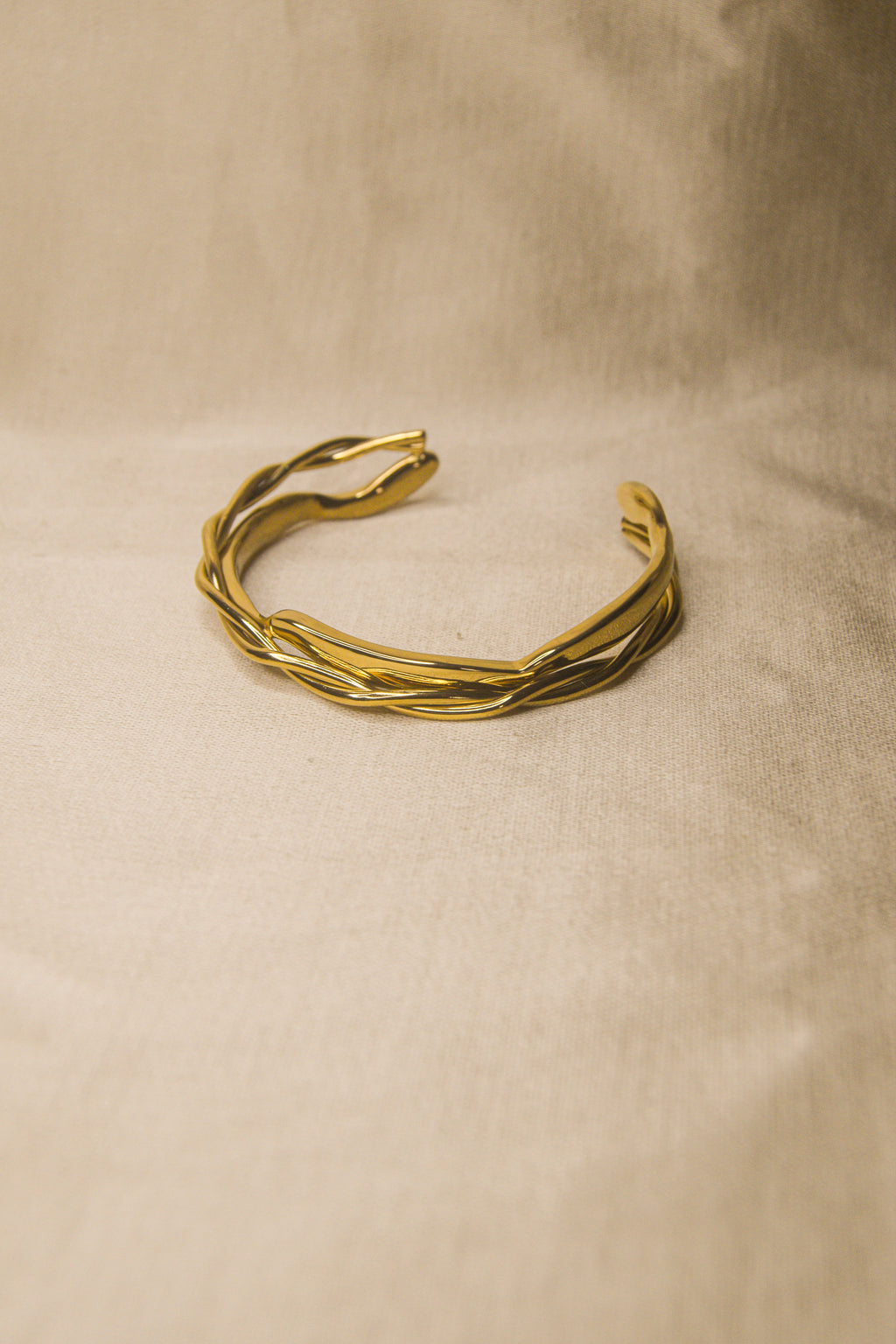 Pulseira dourada tranças