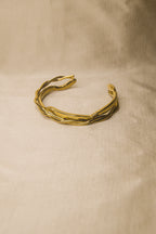 Pulseira dourada tranças