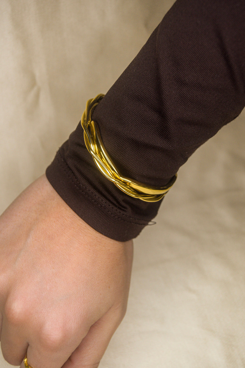 Pulseira dourada tranças