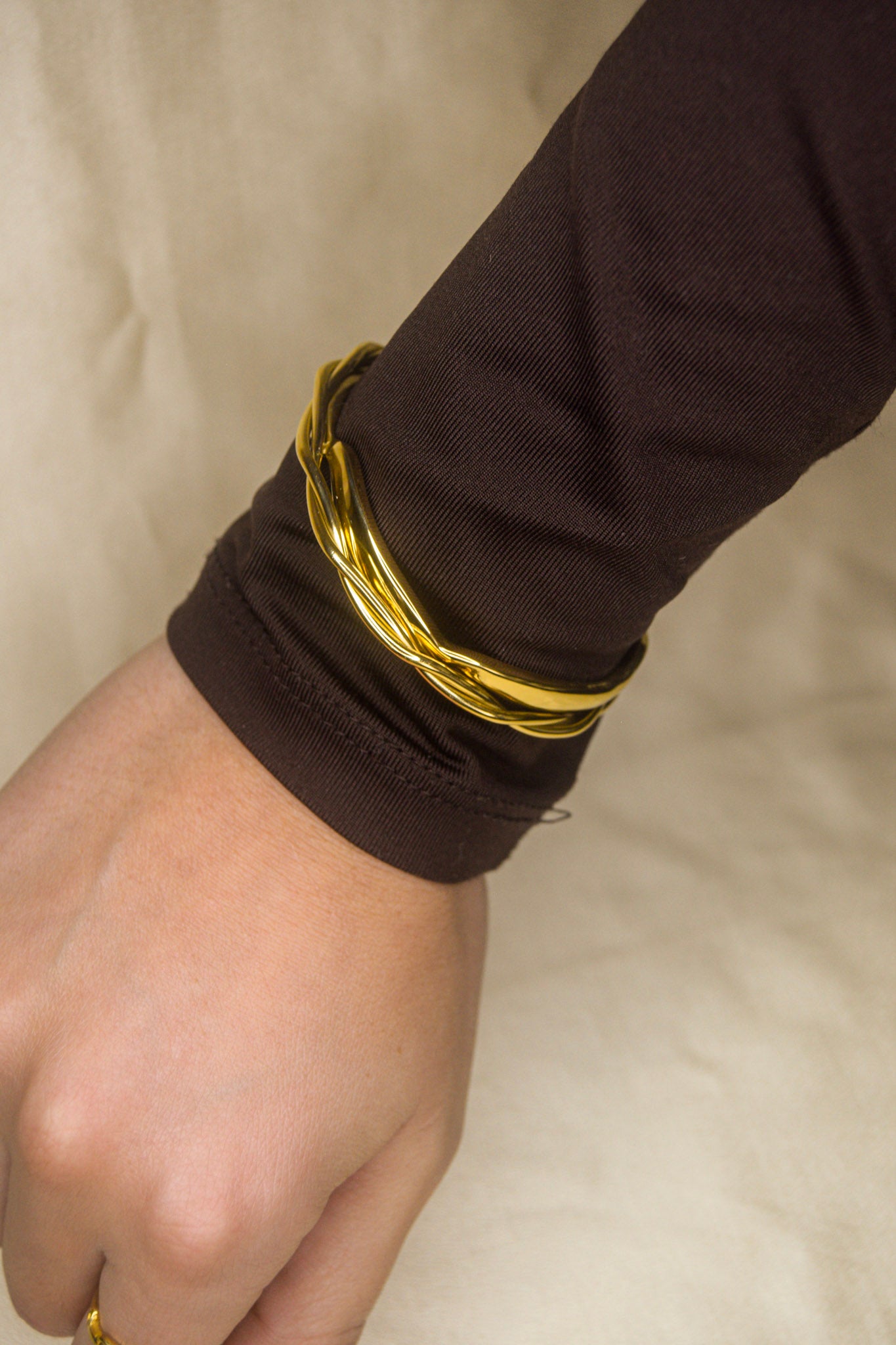 Pulseira dourada tranças