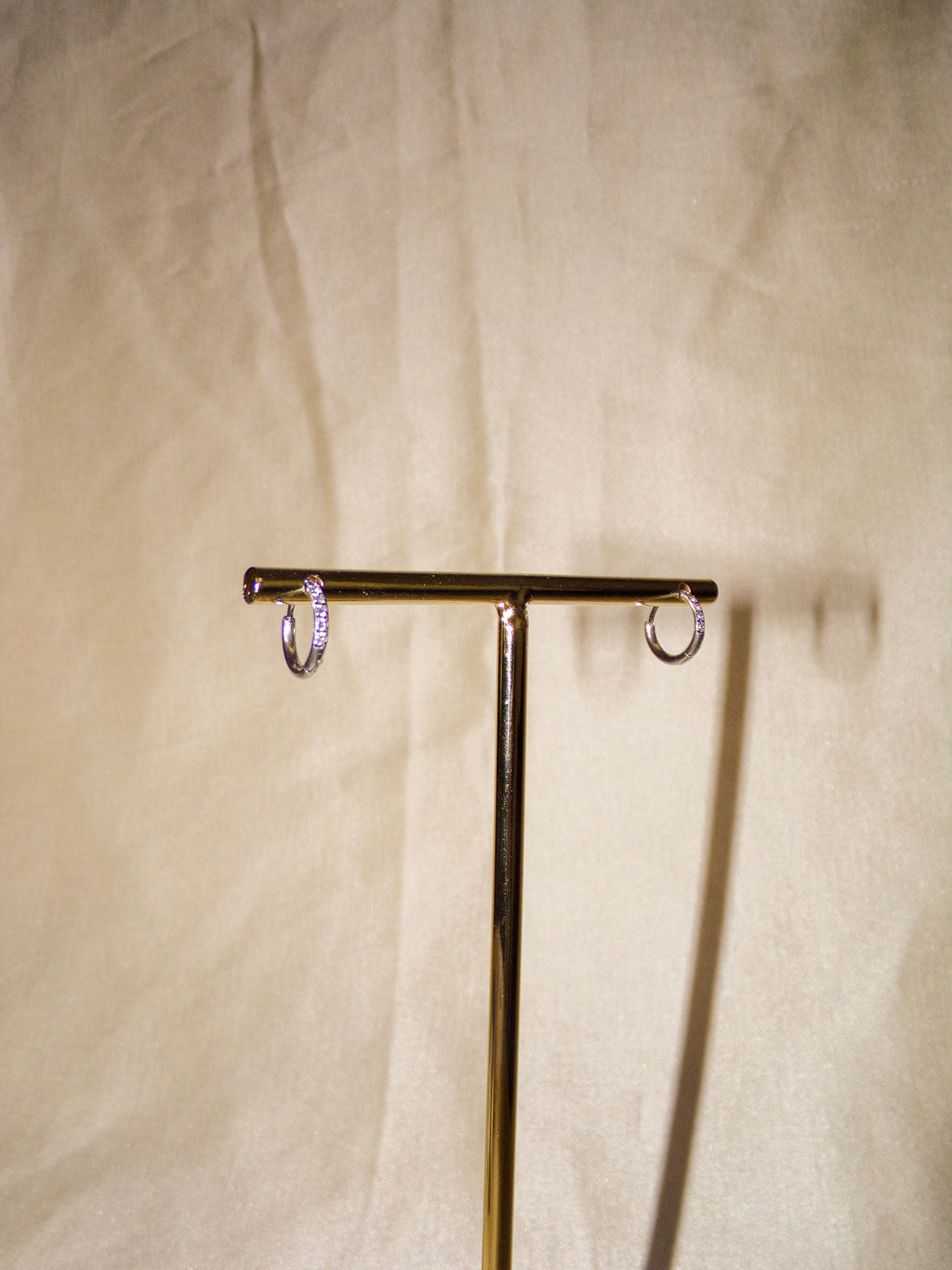 Argolas prateadas brilhantes