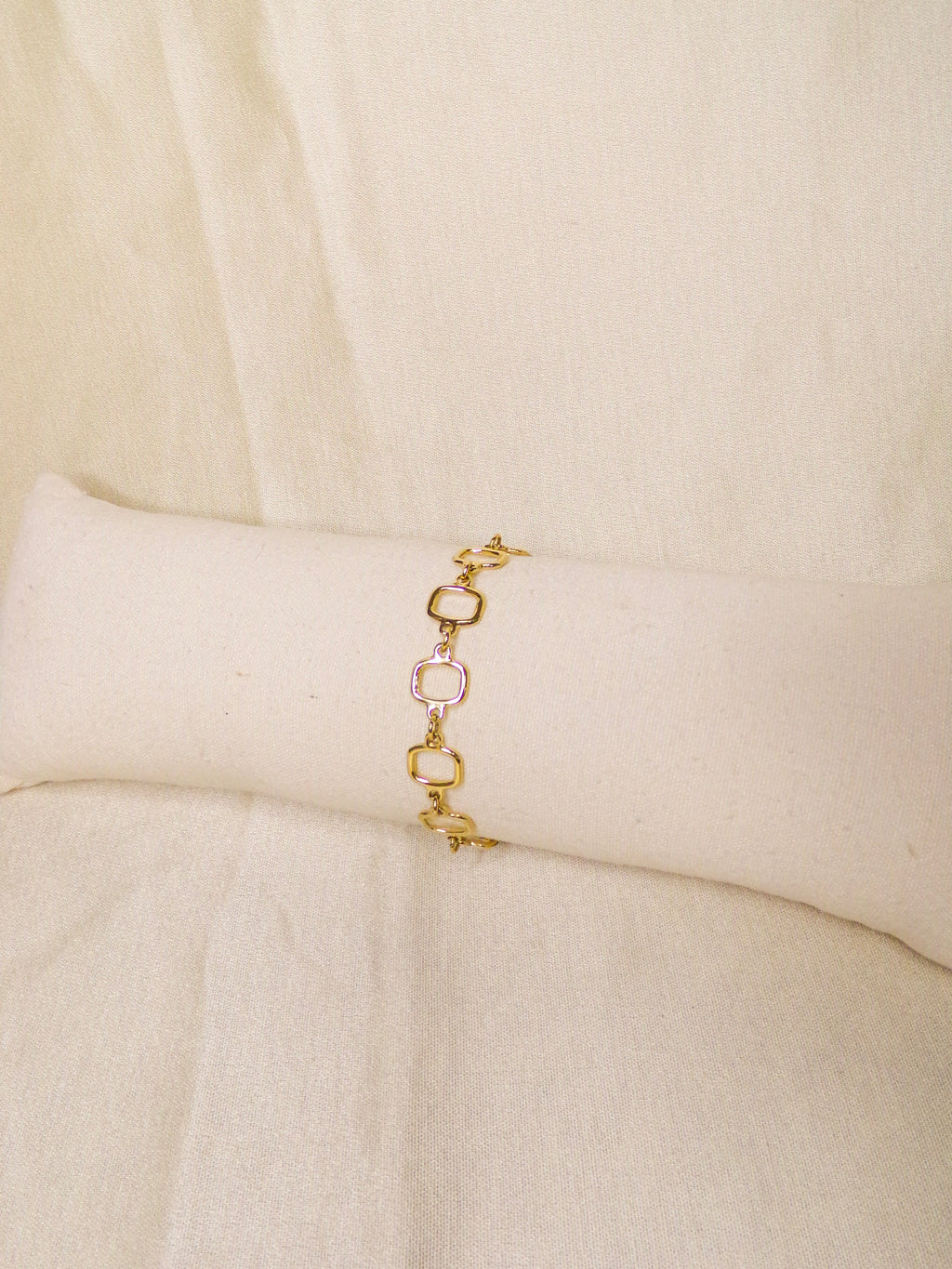 Pulseira dourada quadrangular