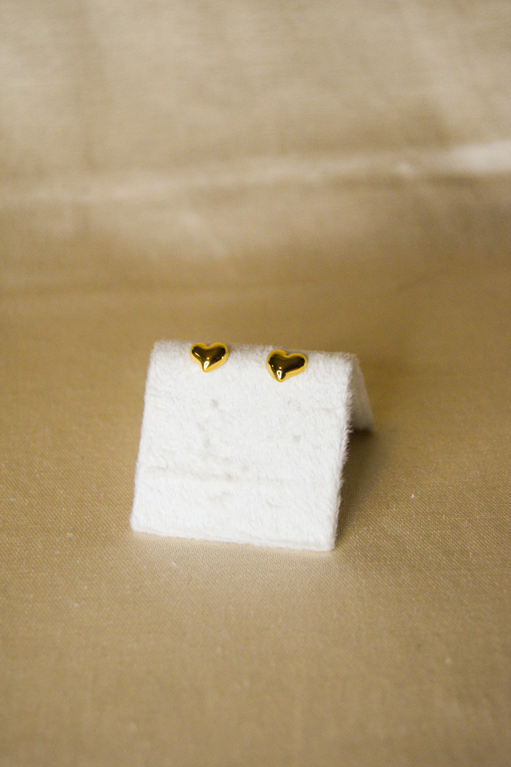 Brincos dourados corações