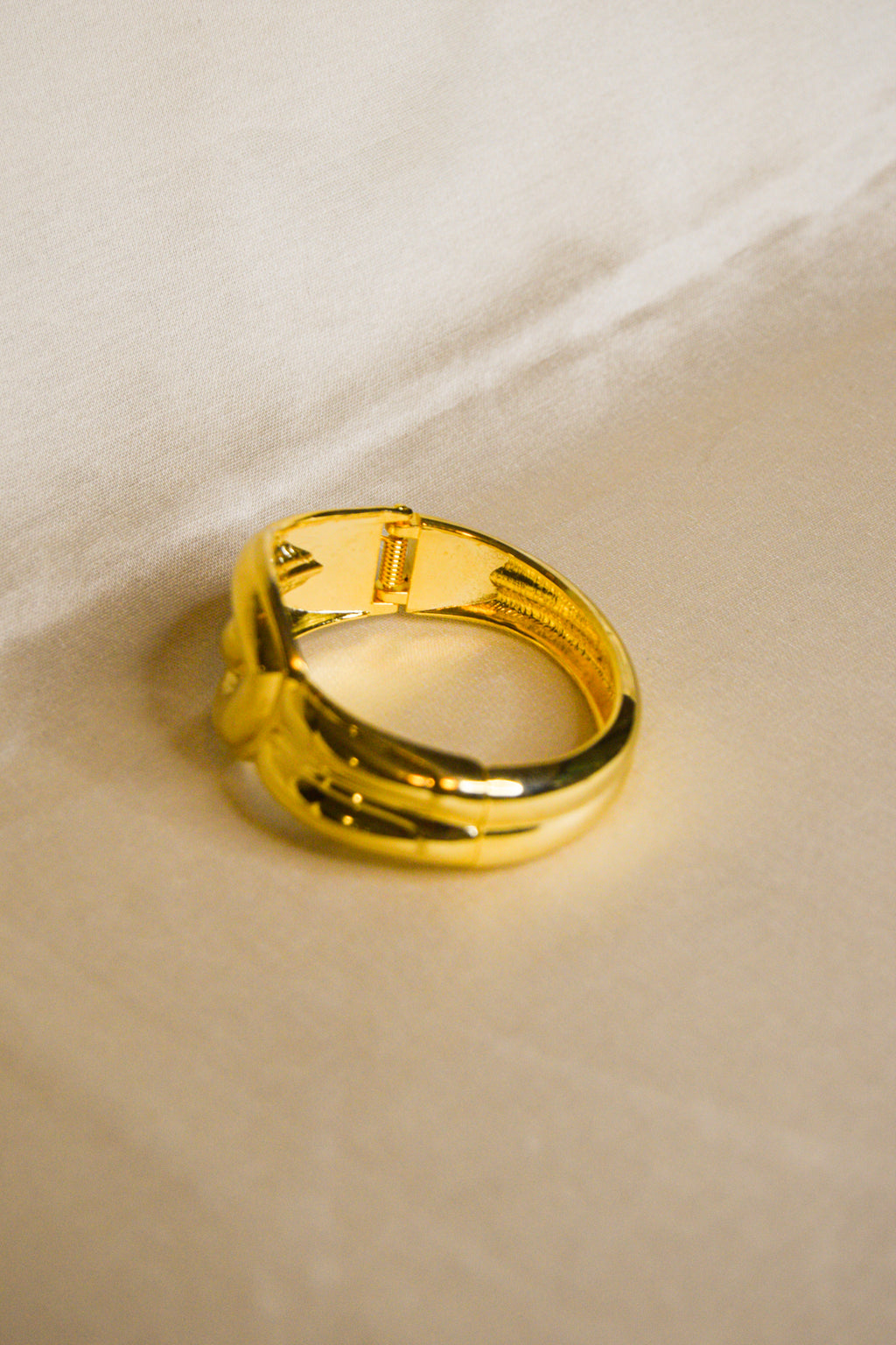 Pulseira dourada nó