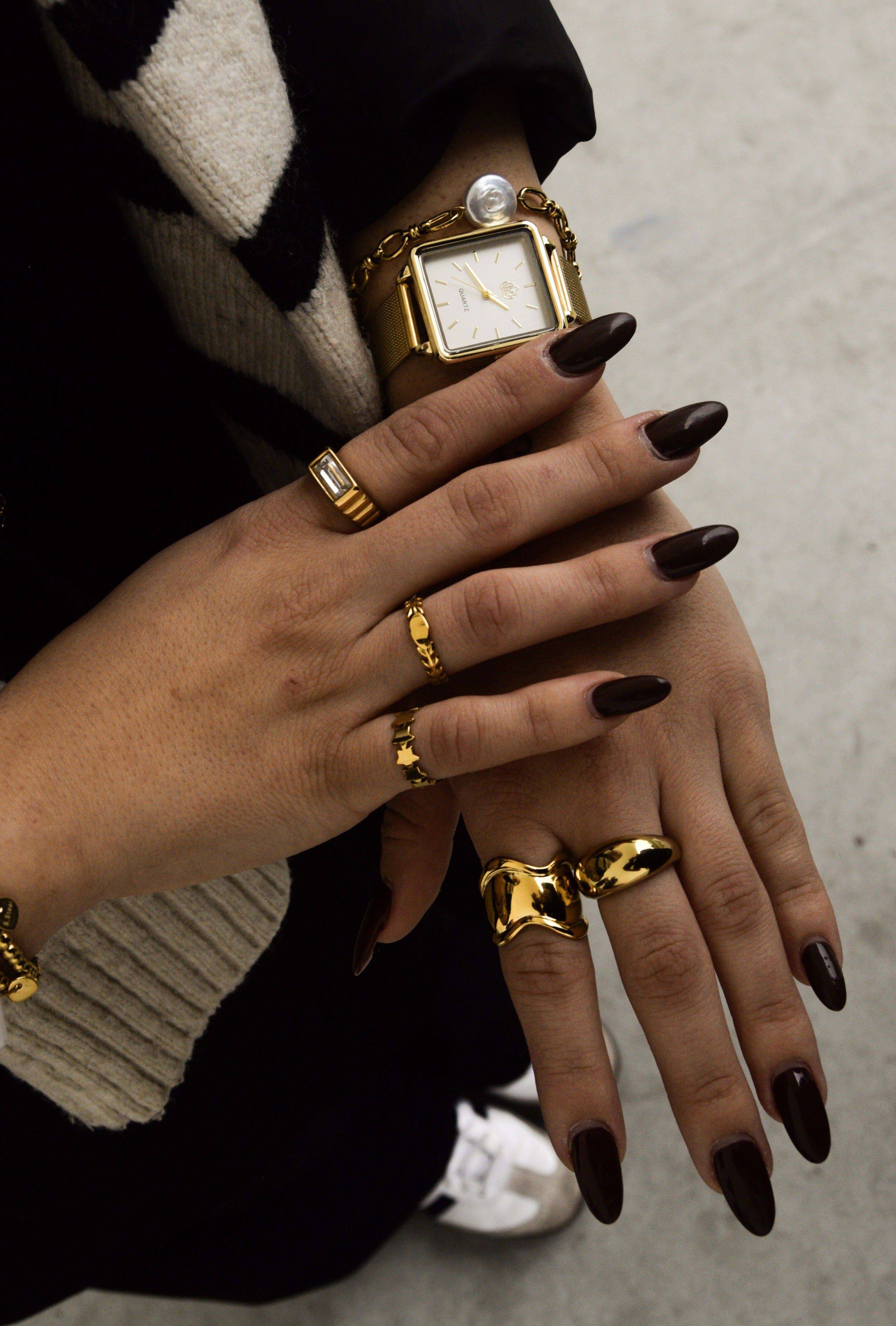 Anel dourado brilhante