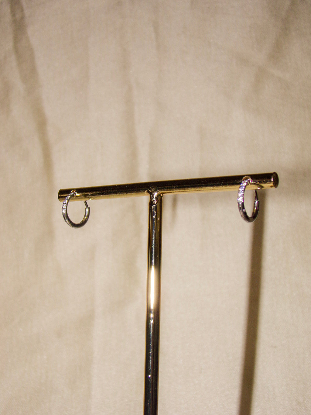 Argolas prateadas brilhantes