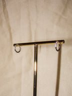 Argolas prateadas brilhantes