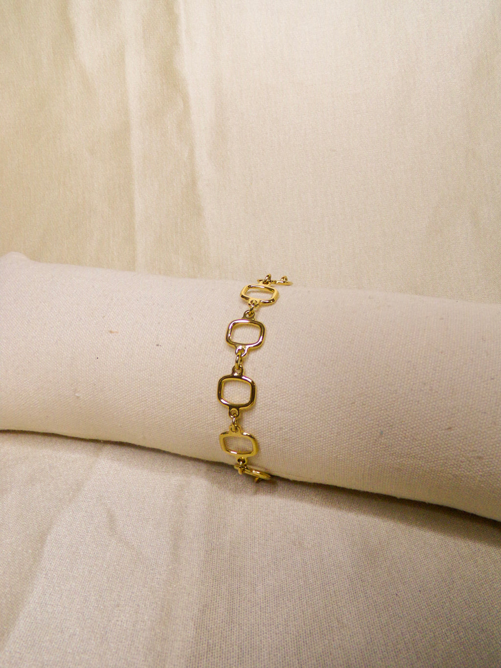 Pulseira dourada quadrangular